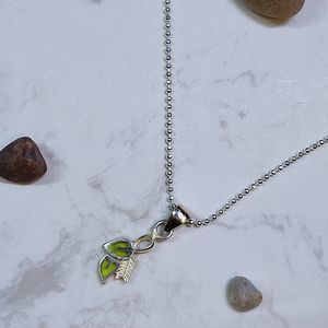 Leaf pendant necklace silver and silver plated chain new